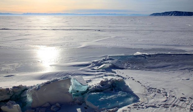 Frozen Lake Baikal。暮光.