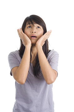 驚恐的年輕女人抬頭