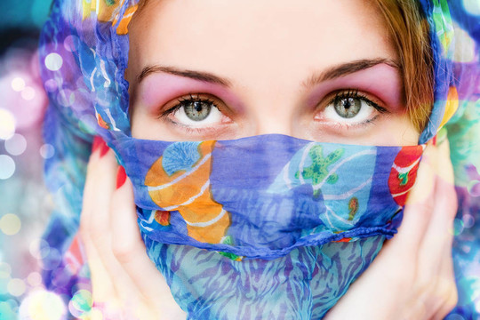 女人用美麗的眼睛和五顏六色的圍巾