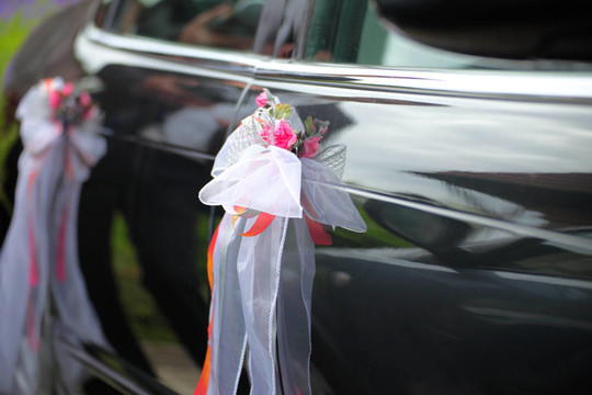 婚禮慶典用的優(yōu)雅汽車(chē)