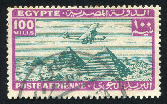 飛機(jī)在Giza Pyramids