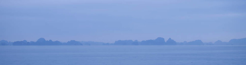 在下龍灣島和越南海；