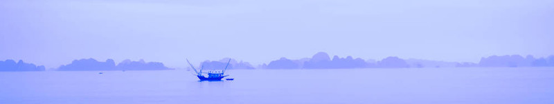 沿下龍灣海岸的一個帆船；越南。