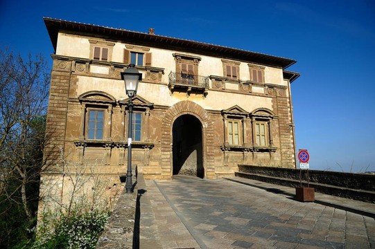 兄弟宮（Colle di Valdelsa）