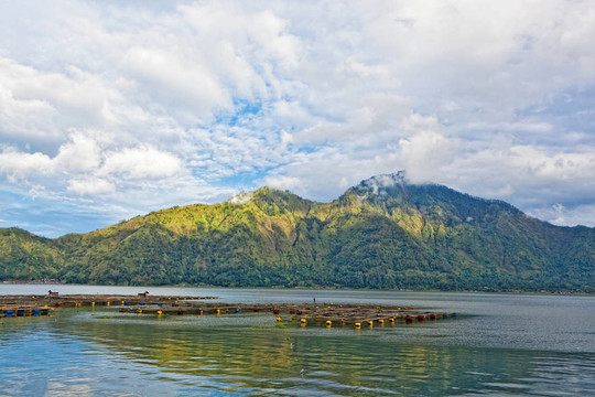巴都爾火山在巴厘島景觀；印度尼西亞