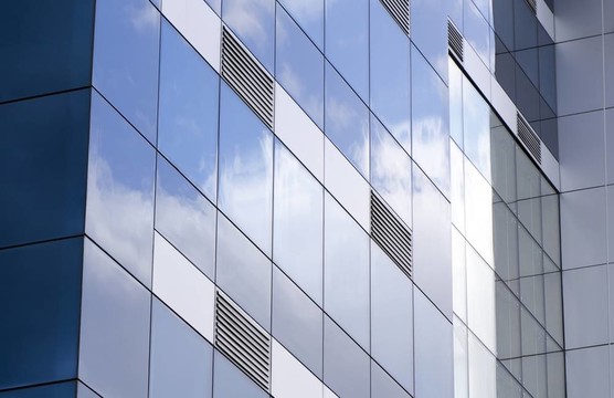 通風(fēng)格柵的玻璃建筑