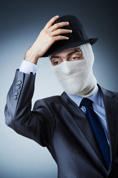 男人被醫(yī)用繃帶