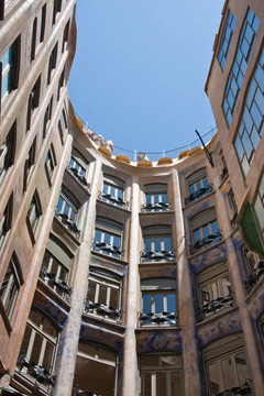Casa Mila或拉佩德雷拉；建筑師Antonio Gaudi