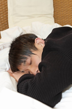 男人舒服地睡在床上