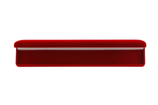 打開(kāi)紅色天鵝絨禮品盒