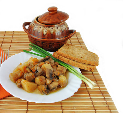 土豆和蘑菇在一鍋家常菜