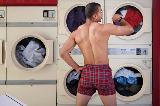 半裸的男人在Laundromat