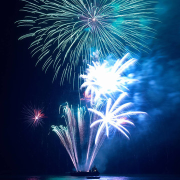 煙花爆竹；敬禮
