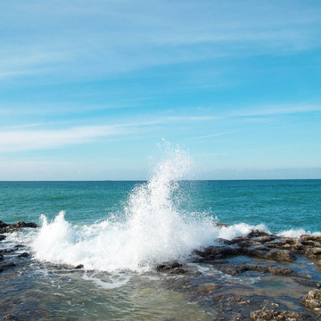大浪破岸