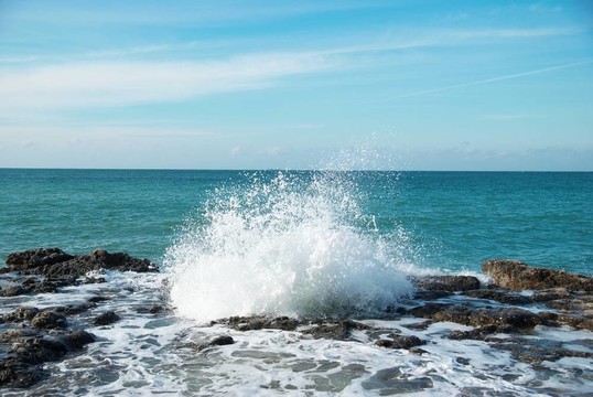 大浪破岸