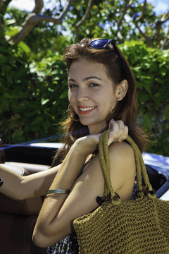 年輕女人帶著她的新敞篷車