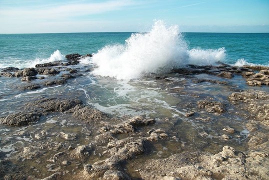 大浪破岸