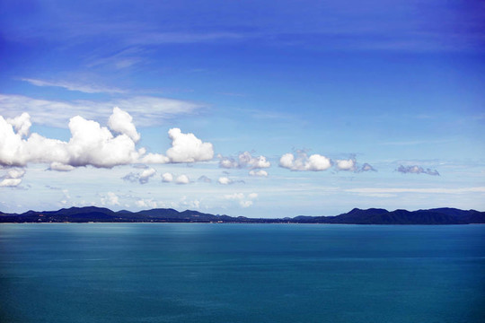 藍(lán)色的海景與地平線上深山
