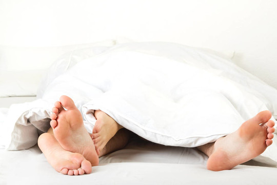 兩個(gè)人在臥室的腳