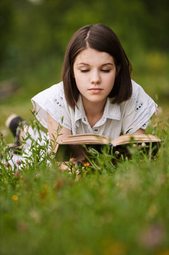 年輕漂亮的大女人讀書