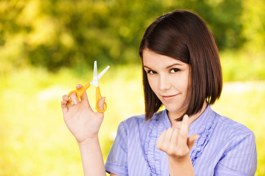 年輕女子用剪刀的肖像