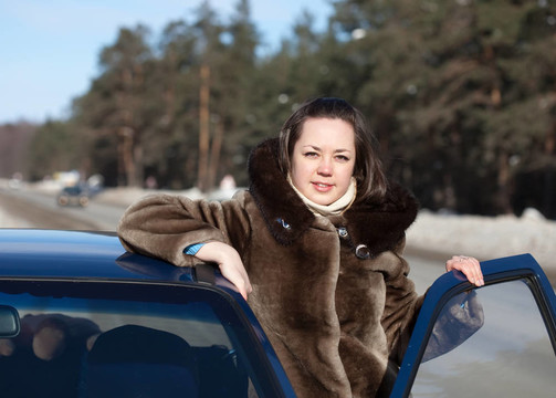女人冬天帶著她的車