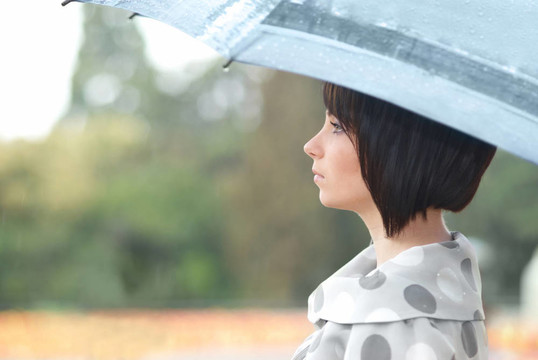漂亮女孩帶傘