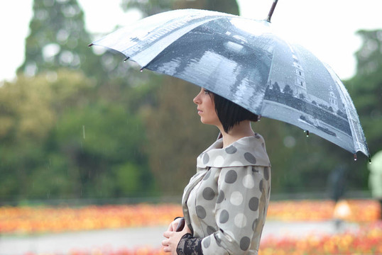 漂亮女孩帶傘