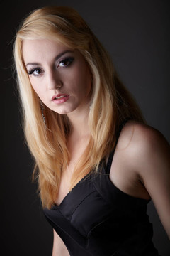 黑色內(nèi)衣的女人