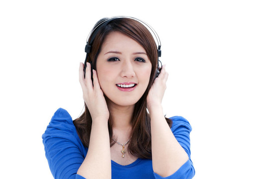 美麗的年輕女人在聽音樂