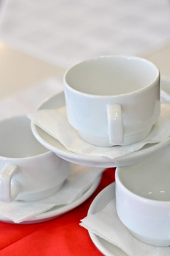 三白瓷茶杯和碟子、餐巾