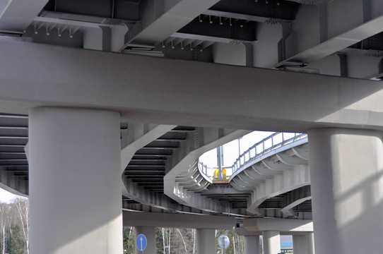 汽車立交橋。底視圖