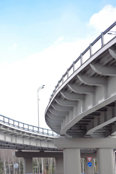 藍(lán)天白云背景下的汽車立交橋。底視圖