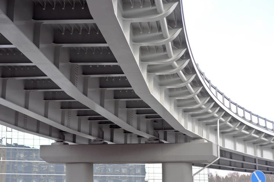 汽車立交橋。底視圖