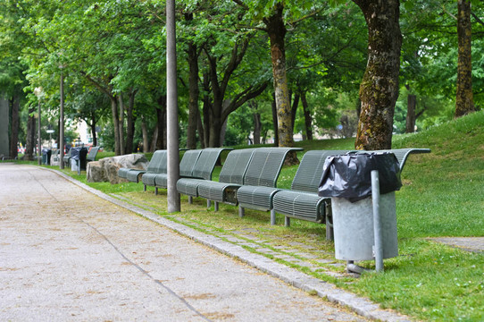 公園里的長椅和垃圾