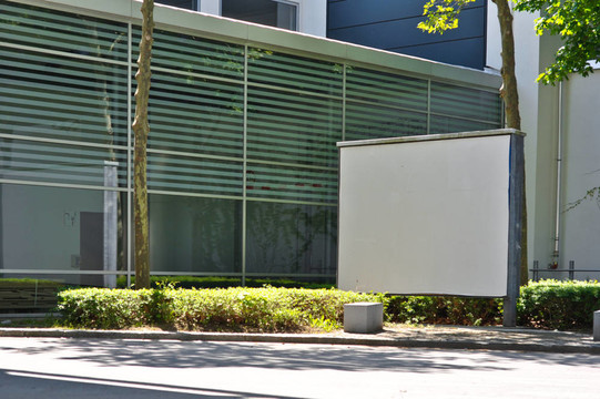 現(xiàn)代建筑背景下的空白廣告牌