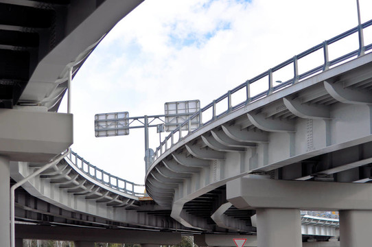 汽車立交橋。底視圖
