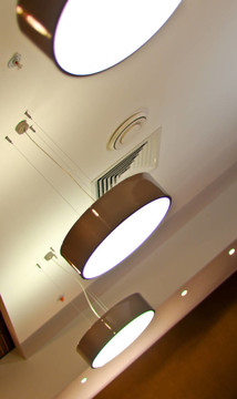 在酒吧的天花板上几个现代吊灯