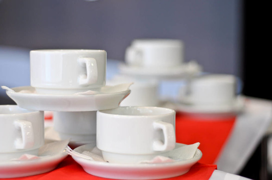 三白瓷茶杯和碟子、餐巾特寫