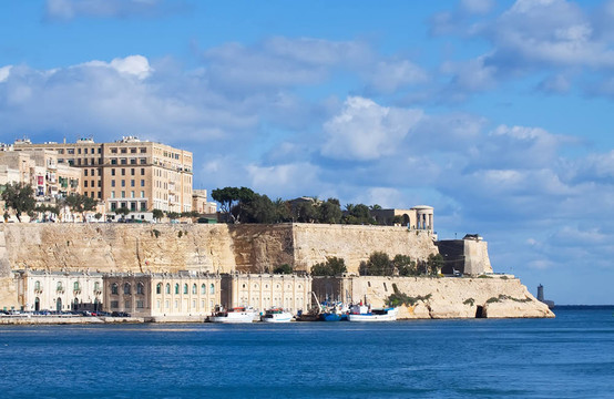 鑒于Valletta；馬耳他