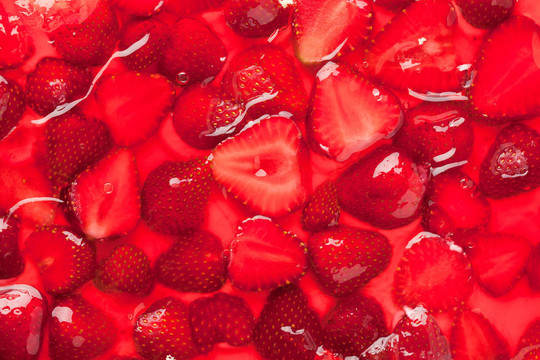 草莓在明胶