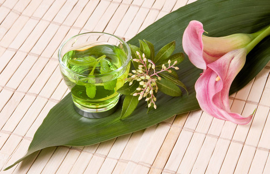 綠茶和馬蹄蓮的花