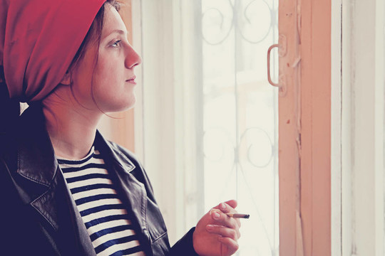 紅頭巾的復古女孩