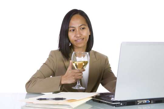 女商人在伏案工作