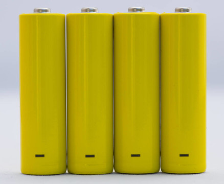 具有正、負(fù)信號(hào)的黃色小電池