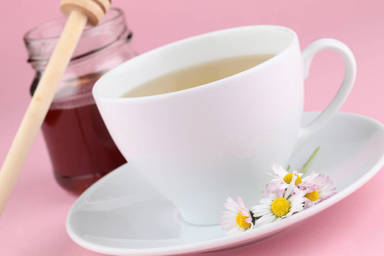 雏菊和蜂蜜凉茶