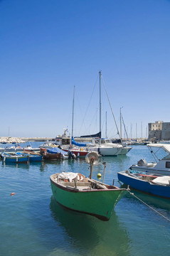 船停泊在焦維納佐港。Apulia。