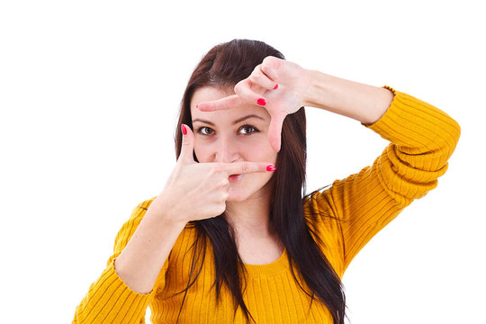 用手指創(chuàng)造一個框架的女人