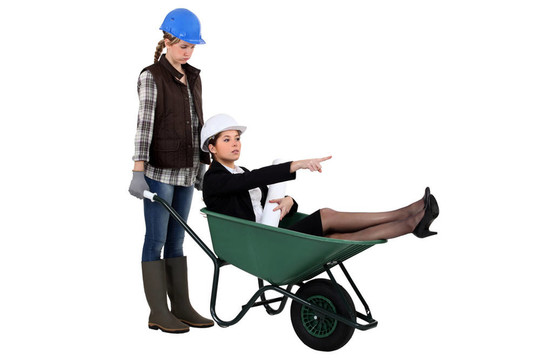 在一個(gè)女人的工人和商人的手推車