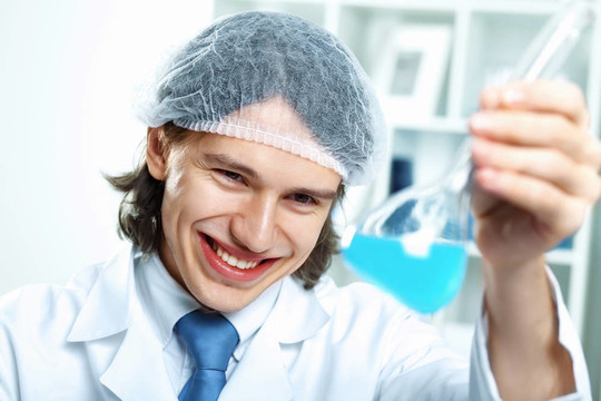 在實驗室工作的年輕科學家